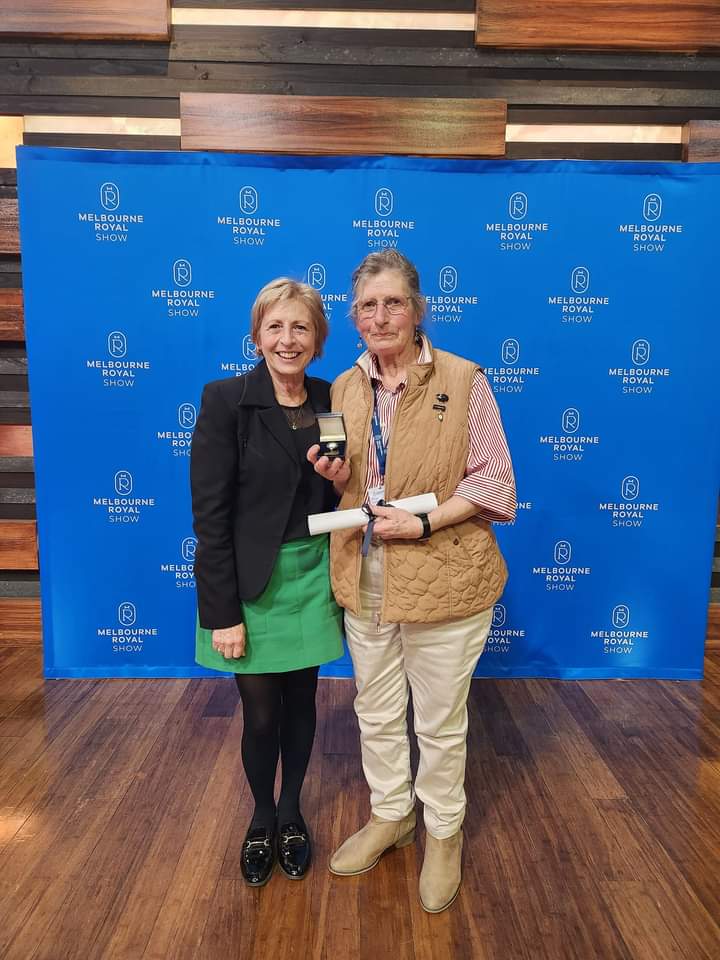 Helen (R) with her sister Pam at the President’s Luncheon in 2022.